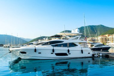 Tivat, Karadağ - 18 Haziran 2022: Porto Karadağ 'daki yat marinasının rıhtım evleri ve güzel gezinti alanlarıyla manzarası