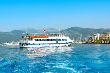 Tivat, Karadağ - 16 Haziran 2022: Kotor Körfezi 'nde gemi gezisi 
