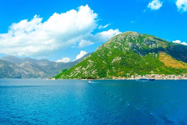 Kotor Körfezi kıyı şeridinin güzel yaz manzarası - Boka Körfezi, Karadağ
