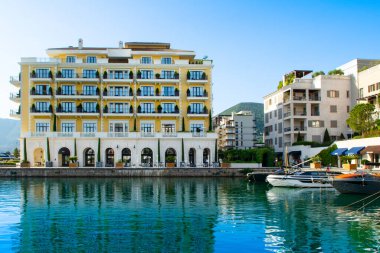 Tivat, Karadağ - 18 Haziran 2022: Porto Karadağ 'daki yat marinasının rıhtım evleri ve güzel gezinti alanlarıyla manzarası