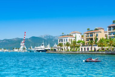 Tivat, Karadağ - 18 Haziran 2022: Porto Karadağ 'daki yat marinasının rıhtım evleri ve güzel gezinti alanlarıyla manzarası