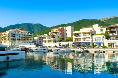 Tivat, Karadağ - 18 Haziran 2022: Porto Karadağ 'daki yat marinasının rıhtım evleri ve güzel gezinti alanlarıyla manzarası