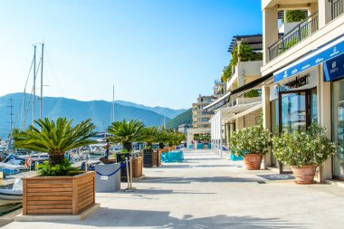 Tivat, Karadağ - 18 Haziran 2022: Porto Karadağ 'daki yat marinasının rıhtım evleri ve güzel gezinti alanlarıyla manzarası