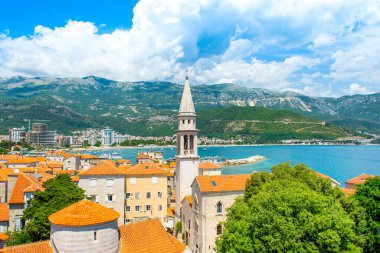 Karadağ 'ın tarihi Budva kentiyle güzel bir yaz manzarası