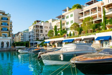 Tivat, Karadağ - 18 Haziran 2022: Porto Karadağ 'daki yat marinasının rıhtım evleri ve güzel gezinti alanlarıyla manzarası