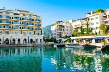 Tivat, Karadağ - 18 Haziran 2022: Porto Karadağ 'daki yat marinasının rıhtım evleri ve güzel gezinti alanlarıyla manzarası