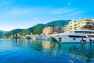 Tivat, Karadağ - 18 Haziran 2022: Porto Karadağ 'daki yat marinasının rıhtım evleri ve güzel gezinti alanlarıyla manzarası