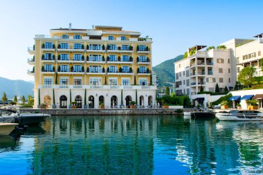 Tivat, Karadağ - 18 Haziran 2022: Porto Karadağ 'daki yat marinasının rıhtım evleri ve güzel gezinti alanlarıyla manzarası