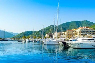 Tivat, Karadağ - 18 Haziran 2022: Porto Karadağ 'daki yat marinasının rıhtım evleri ve güzel gezinti alanlarıyla manzarası