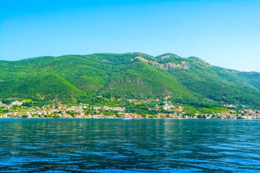 Kotor Körfezi kıyı şeridinin güzel yaz manzarası - Boka Körfezi, Karadağ