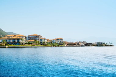 Herceg Novi, Karadağ - 28 Haziran 2022: Boka Körfezi kıyılarındaki Portonovi Marina 'da günbatımı manzarası 