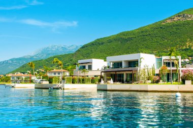 Herceg Novi, Karadağ - 28 Haziran 2022: Boka Körfezi kıyılarındaki Portonovi Yat Marina 'da lüks tatil beldesi 