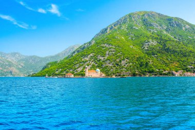 Kotor Körfezi kıyı şeridinin manzarası - Karadağ 'daki Kayalıkların Efendisi Katolik Kilisesi ve adalardaki Aziz George Benedictine manastırı manzaralı Boka Körfezi