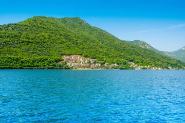 Kotor Körfezi kıyı şeridinin güzel yaz manzarası - Boka Körfezi, Karadağ