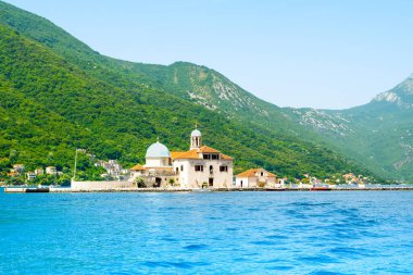 Kotor Körfezi kıyı şeridinin panoramik manzarası - Karadağ 'ın Kayalıklar Leydisi Roma Katolik Kilisesi manzaralı Boka Körfezi