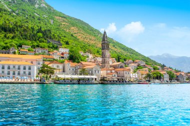 Perast, Karadağ - 28 Mayıs 2022: Karadağ 'ın Kotor Körfezi kıyısındaki tarihi Perast kasabasıyla güzel bir yaz manzarası 