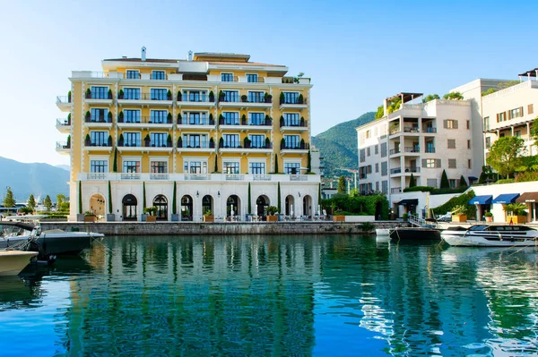 Tivat, Karadağ - 18 Haziran 2022: Porto Karadağ 'daki yat marinasının rıhtım evleri ve güzel gezinti alanlarıyla manzarası