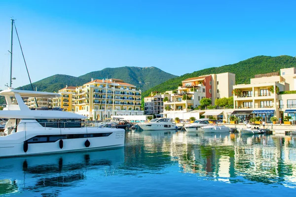 Tivat, Karadağ - 18 Haziran 2022: Porto Karadağ 'daki yat marinasının rıhtım evleri ve güzel gezinti alanlarıyla manzarası