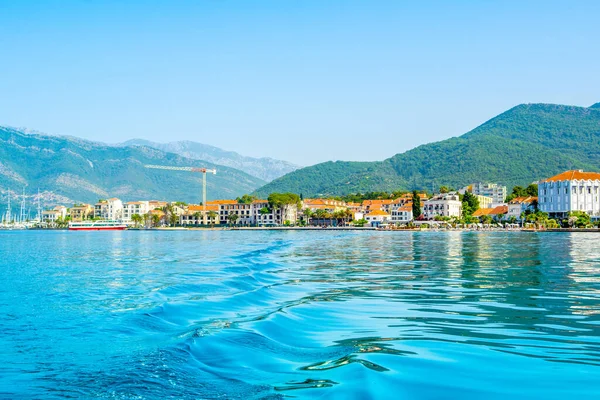 Tivat, Karadağ - 16 Temmuz 2022: Kotor Körfezi kıyısındaki Tivat 'ta Picturesque rıhtımı - Boka Körfezi