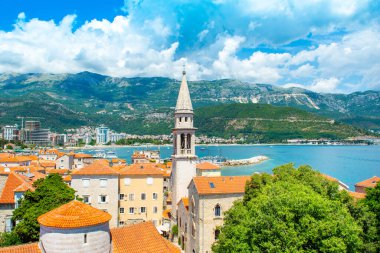 Budva Riviera 'daki Adriyatik kıyılarının güzel yaz manzarası Karadağ' ın eski kenti manzaralı