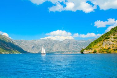 Kotor, Karadağ - 28 Mayıs 2022: Kotor Körfezi kıyı şeridinin güzel manzarası - Boka Körfezi, Karadağ