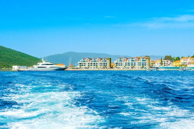 Herceg Novi, Karadağ - 28 Haziran 2022: Poronovi Marina 'nın lüks yatları ve Boka Körfezi kıyılarındaki güzel rıhtım evleri ile manzarası 