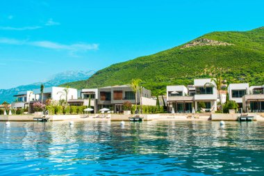 Herceg Novi, Karadağ - 28 Haziran 2022: Boka Körfezi kıyısındaki Portonovi Marina 'da lüks tatil beldesi 