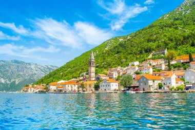 Perast, Karadağ - 28 Mayıs 2022: Karadağ 'ın Kotor Körfezi kıyısındaki tarihi Perast kasabasıyla güzel bir yaz manzarası 