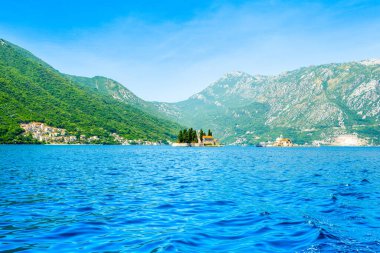 Kotor Körfezi kıyı şeridinin güzel yaz manzarası - Boka Körfezi, Karadağ