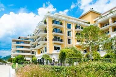 Tivat, Karadağ - 18 Haziran 2022: Porto Karadağ 'daki modern rıhtım manzaralı evler