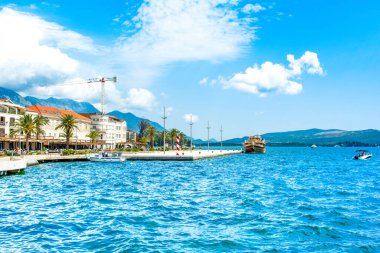 Tivat, Karadağ - 16 Temmuz 2021: Kotor Körfezi kıyısındaki Tivat 'ta Picturesque rıhtımı - Boka Körfezi
