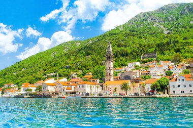 Perast, Karadağ - 28 Mayıs 2022: Karadağ 'ın Kotor Körfezi kıyısındaki tarihi Perast kasabasıyla güzel bir yaz manzarası 
