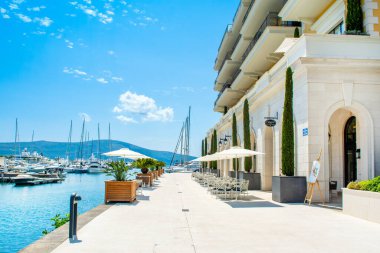 Tivat, Karadağ - 18 Haziran 2022: Porto Karadağ 'daki yat marinasının rıhtım evleri ve güzel gezinti alanlarıyla manzarası