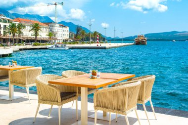 Tivat, Karadağ - 16 Temmuz 2022: Kotor Körfezi kıyısındaki Akdeniz Kafesi - Tivat kıyı şeridi ve liman manzaralı Boka Körfezi