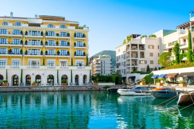 Tivat, Karadağ - 18 Haziran 2022: Porto Karadağ 'daki yat marinasının rıhtım evleri ve güzel gezinti alanlarıyla manzarası