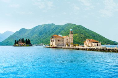 Kotor Körfezi kıyı şeridinin manzarası - Karadağ 'daki Kayalıkların Efendisi Katolik Kilisesi ve adalardaki Aziz George Benedictine manastırı manzaralı Boka Körfezi