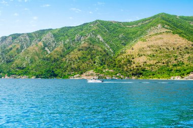 Perast, Karadağ - 28 Mayıs 2022: Kotor Körfezi kıyı şeridinin güzel yaz manzarası - Boka Körfezi