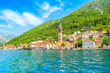 Perast, Karadağ - 28 Mayıs 2022: Karadağ 'ın Kotor Körfezi kıyısındaki tarihi Perast kasabasıyla güzel bir yaz manzarası 