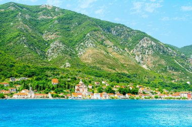 Kotor Körfezi kıyısındaki tarihi Prcanj kasabasının manzarası, Karadağ 'ın Kutsanmış Bakire Meryem' in Doğumu Kilisesi 'ne bakıyor. 