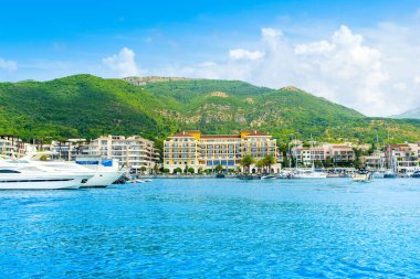 Tivat, Karadağ - 18 Haziran 2022: Porto Karadağ 'daki yat marinasının rıhtım evleri ve güzel gezinti alanlarıyla manzarası