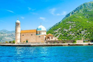 Kotor Körfezi kıyı şeridi manzarası - Karadağ 'ın Kayalıklar Leydisi Roma Katolik Kilisesi manzaralı Boka Körfezi