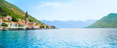 Perast, Karadağ - 28 Mayıs 2022: Boka Körfezi kıyısındaki tarihi Perast kasabası - Kotor Körfezi, Karadağ 