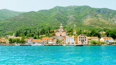 Prcanj, Karadağ - 28 Haziran 2022: Kotor Körfezi kıyısındaki tarihi Prcanj kasabasının panoramik manzarası, Kutsal Bakire Meryem 'in Doğumu Kilisesi' nin manzarası