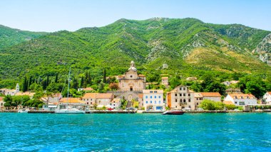 Prcanj, Karadağ - 28 Haziran 2022: Kotor Körfezi kıyısındaki tarihi Prcanj kasabasının panoramik manzarası, Kutsal Bakire Meryem 'in Doğumu Kilisesi' nin manzarası