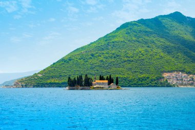 Kotor Körfezi kıyı şeridinin manzarası - Karadağ 'daki Saint George Benedictine manastırı manzaralı Boka Körfezi