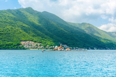 Kotor Körfezi kıyı şeridinin panoramik manzarası - Karadağ 'ın Kayalıklar Leydisi Roma Katolik Kilisesi manzaralı Boka Körfezi