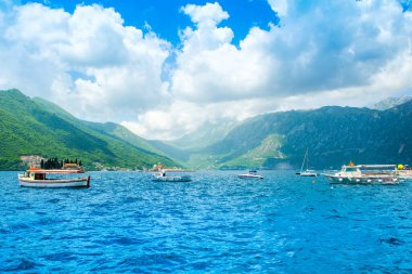 Perast, Karadağ - 28 Mayıs 2022: Kotor Körfezi kıyı şeridinin güzel yaz manzarası - Boka Körfezi