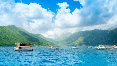 Perast, Karadağ - 28 Mayıs 2022: Kotor Körfezi kıyı şeridinin güzel yaz manzarası - Boka Körfezi