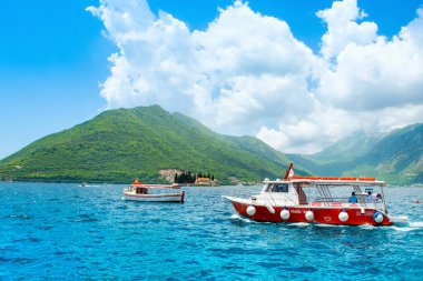 Perast, Karadağ - 28 Mayıs 2022: Kotor Körfezi kıyı şeridinin güzel yaz manzarası - Boka Körfezi