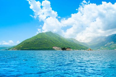 Kotor Körfezi kıyı şeridinin panoramik manzarası - Boka Körfezi, Karadağ 'daki adalardaki Romalı Katolik Meryem Kilisesi ve Aziz George Benedictine manastırı manzaralı